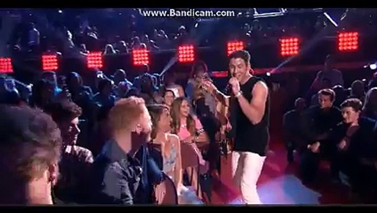 Nick Jonas singing to 5SOS at the Kids Choice Awards (KCAs)