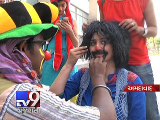 Youths turn clown for wellness of ailing - Tv9 Gujarati