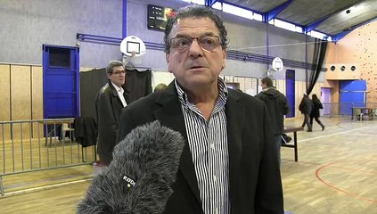 Ambiance dans un bureau de vote à Ruy-Montceau (Jean-François SOUCHET)
