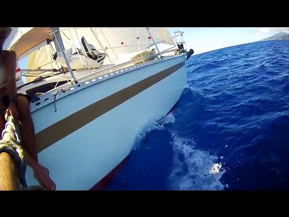 a la voile devant Fort de France