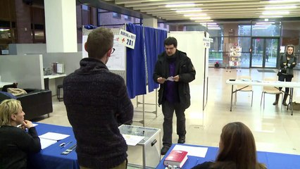 Départementales: début du scrutin, Valls et Hollande ont voté