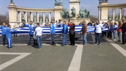Ο Γαλανόλευκος Φάρος στην Πλατεία Ηρώων (2)