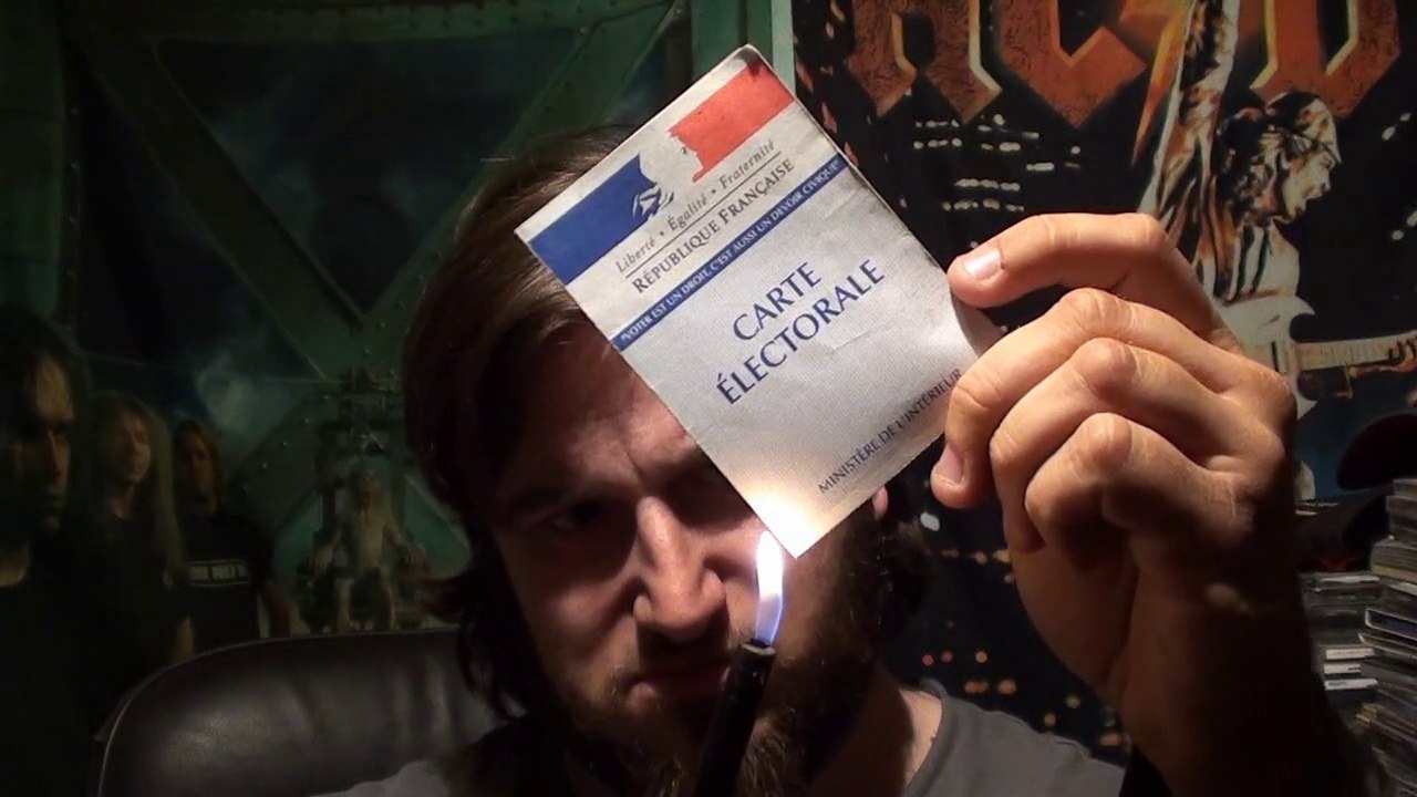 A DIFFUSEZ LARGEMENT. Un citoyen brûle sa carte d'électeur. Message au peuple français