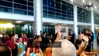فرقة بوليود تقدم عرضا استعراضياً بالمطار