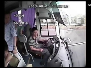 Download Video: Accident de bus terrible : on comprend l'importance de la ceinture de sécurité!