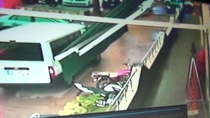 Binanın Çatısına Yıldırım İsabet Etti