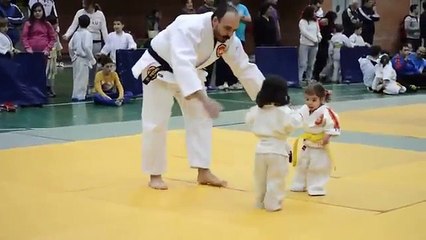 [Funny Kid Video] Little girls judo fight
