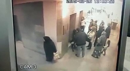 Une femme a une envie pressante dans un hôpital