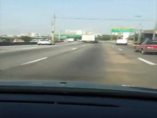 Caminhão arrasta carro na marginal Tietê