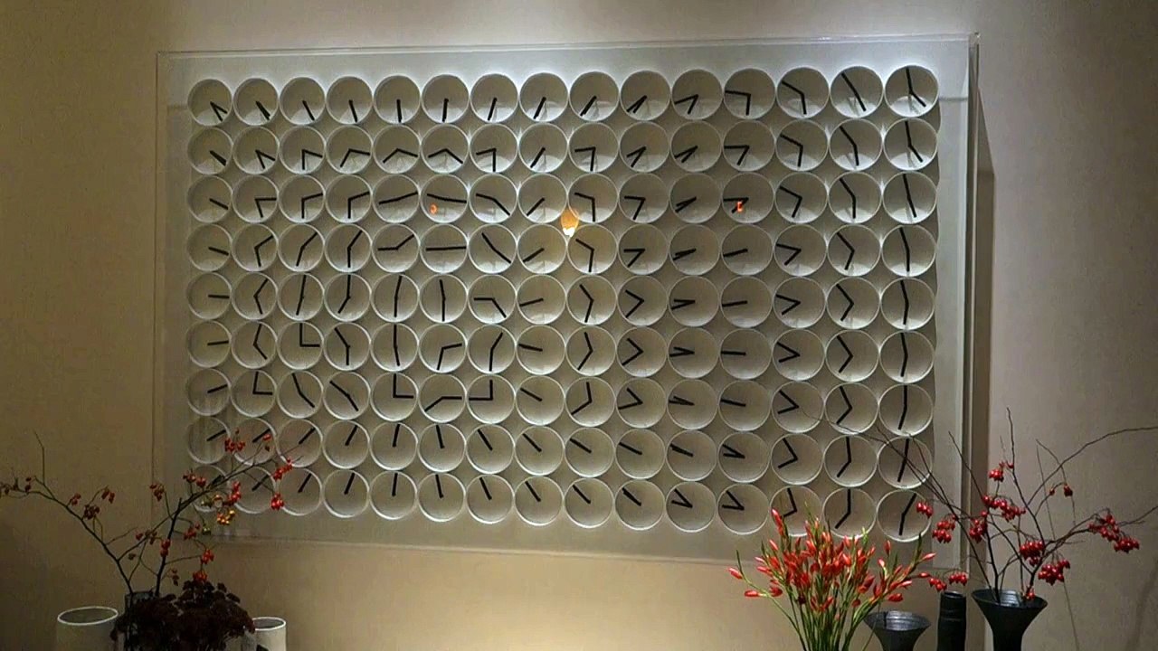 Une horloge composée d'horloges