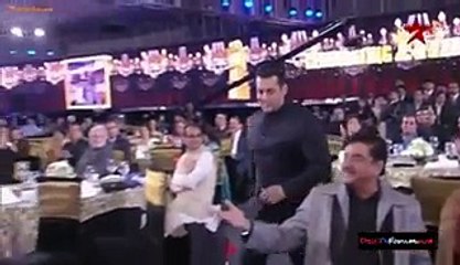 Descargar video: Shahrukh Salman And Aamir-Three Khans First Time On Stage