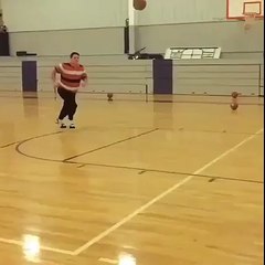 FAIL : Ce Basketteur se Rétame Parterre en Voulant Marquer un panier