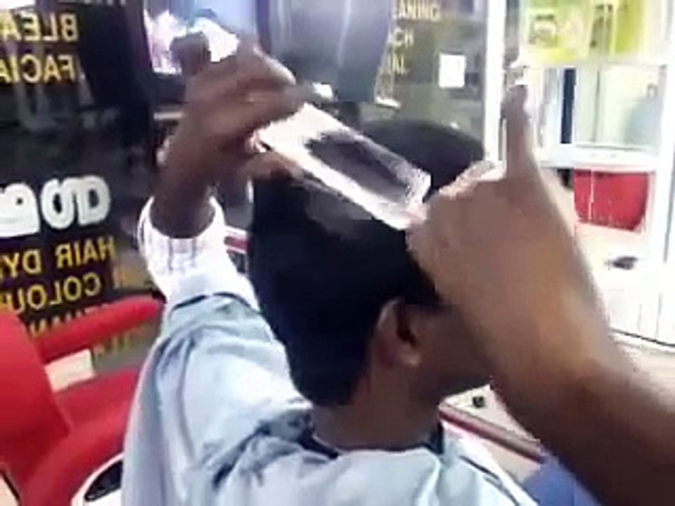 حلاق هندي يحلق لنفسه (=