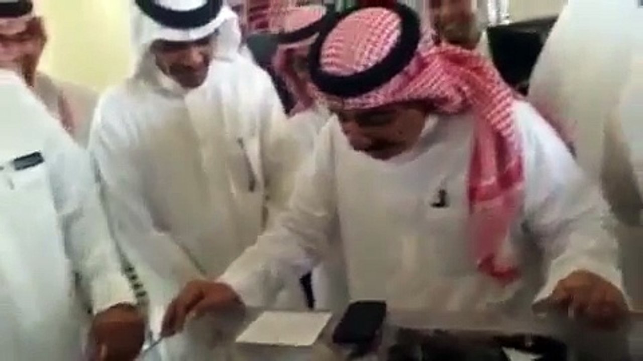 حسن عسيري يكرم الزهراني البار بامه بسياره اودي 2014