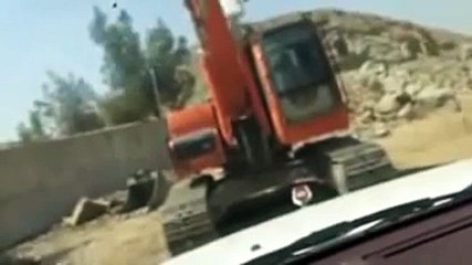 مواطن يحطم سيارة مراقب امانة جده