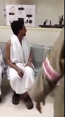 بكاء حاج فقد ابنه في عرفات بعد العثور عليه