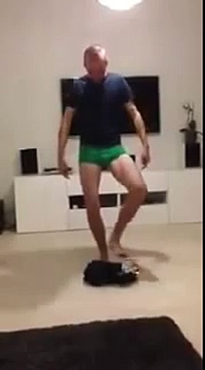 كيف تلبس البنطلون بدون ماتلمسه هههههههههههههه