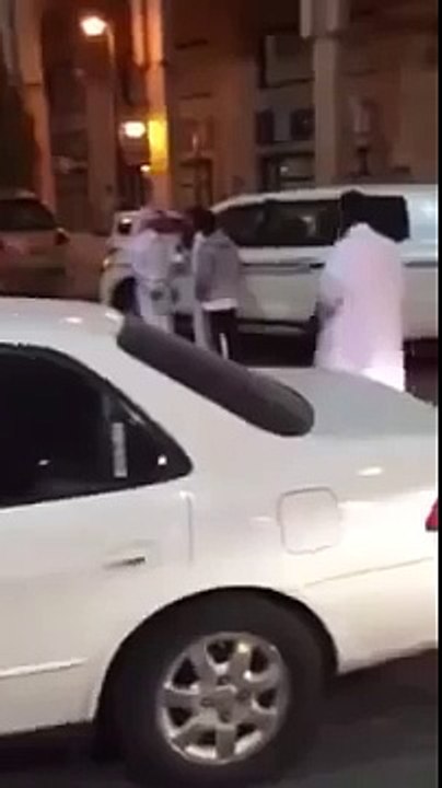 مضاربه عشان موقف سياره (=