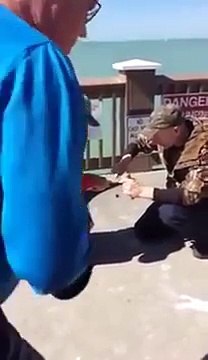 Un homme sauve un pélican qui a avalé un morceau de filet de pêche!