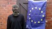 Un facho essaie de mettre le feu au drapeau de l'Europe : FAIL