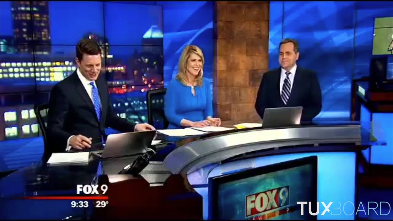 Un présentateur météo enlève en direct son cintre resté dans son costume