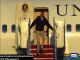 Dunya News - President Obama slips as he gets off Air Force One