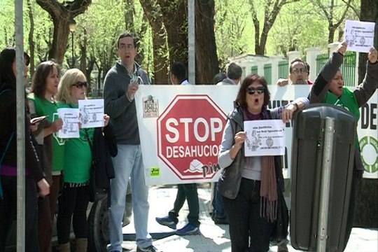 La PAH protesta en un acto de las populares Aguirre y Cifuentes