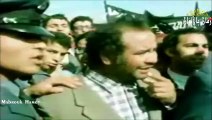 العقيد معمر القذافي يؤدي صلاة الجنازة على شهداء الطائره الليبيه المنكوبه 1973