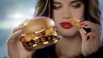 La top model de Victoria’s Secret Sara Sampaio dans une pub pour Carls Jr.