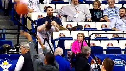 Un jeune fan danse comme un fou dans les Tribunes...