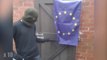 Il a beaucoup de mal à brûler le drapeau européen : il a bien fait rire les internautes