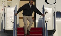 Obama merdivenlerinden inerken düşme tehlikesi atlattı