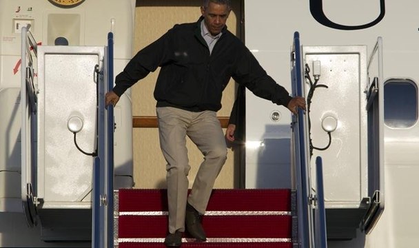 Obama merdivenlerinden inerken düşme tehlikesi atlattı