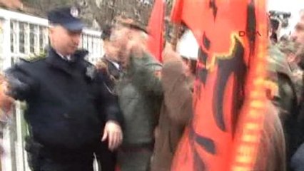 Kosova'da Gaziler, Başbakanlık Bahçesinde Oturma Eylemi Yaptı