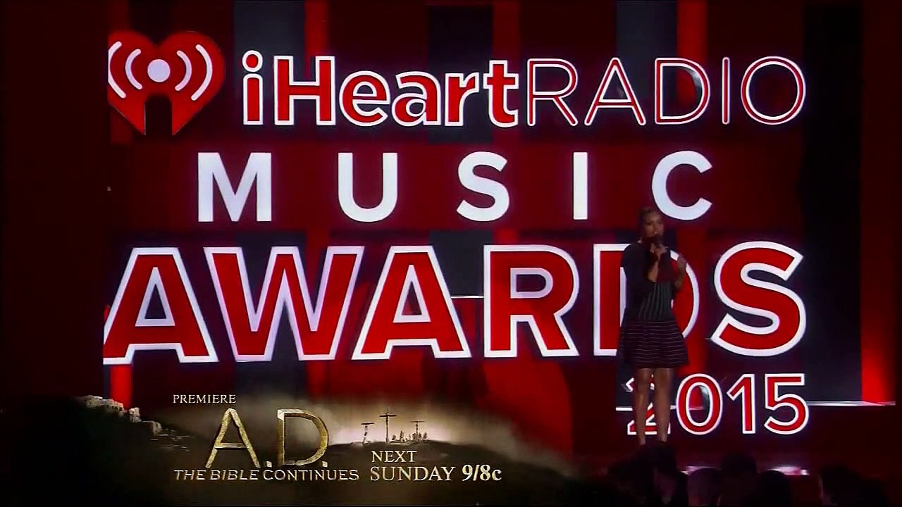 Rihanna tout en décolleté a mis le feu lors des iHeartRadio Music Awards