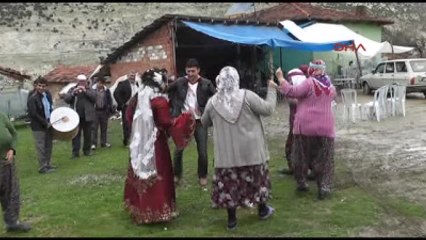 Manisa Gelin, Gerdek Gecesinin Sabahında Kendini Astı