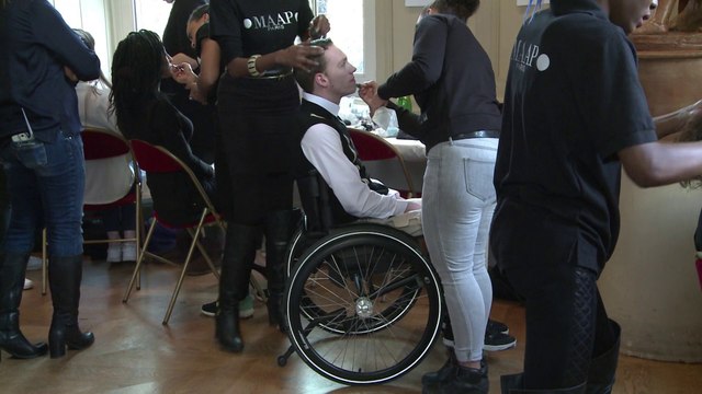 Un styliste crée pour les personnes handicapées