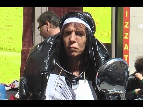 Video Napoli - Emergenza casa, sit-in in abiti da suora davanti alla Belvedere (28.03.15)