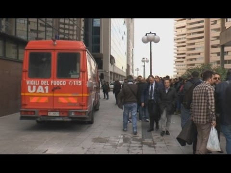 Napoli - Incendio al Centro Direzionale, evacuato edificio (26.03.15)