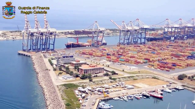 Gioia Tauro (RC) - Sequestrate 52 tonnellate di sigarette al porto (30.03.15)