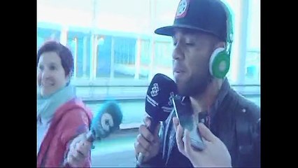 Dani Alves esquive les questions sur le PSG en chantant