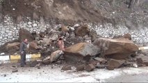 Bitlis-Tatvan Karayoluna Kaya Parçaları Düştü