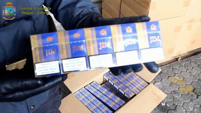 Gioia Tauro (RC) - Sequestrate 52 tonnellate di sigarette al porto (30.03.15)
