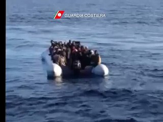 Video herunterladen: Lampedusa (AG) - Guardia costiera soccorre migranti al largo della Libia (19.03.15)