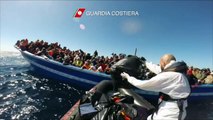 Canale di Sicilia - Si rovescia un barcone, salvate 121 persone (04.03.15)