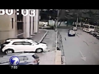 Video muestra un auto que pierde el control y termina en una acera