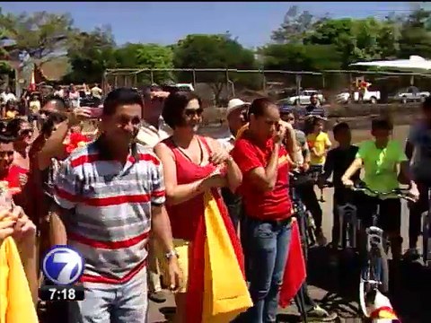 Solís continúa recorrido maratónico por los aires en busca de votos