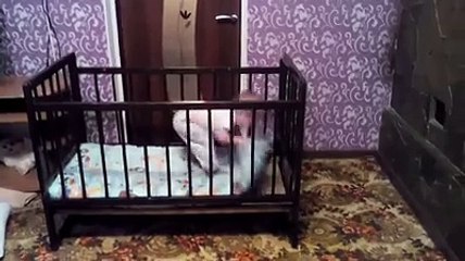 Yatağından kaçmak için öyle bir şey yaptı ki!