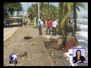 Olas en Limón siguen llegando hasta al bulevar y vecinos temen más daños