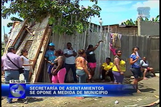 Personas desalojadas en la Isla Trinitaria reciben carpas como albergues
